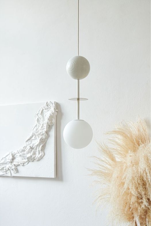 OIO Une lampe suspendue bleue