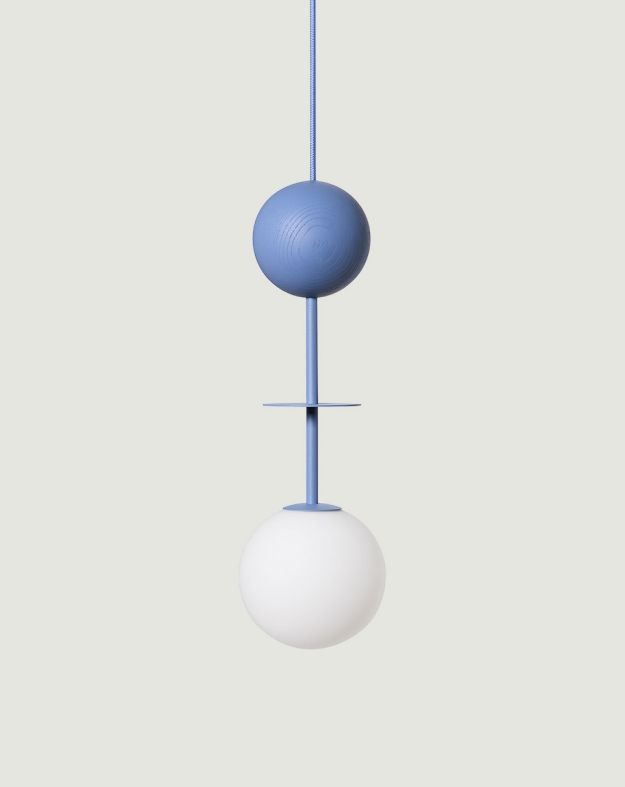 OIO Une lampe suspendue bleue