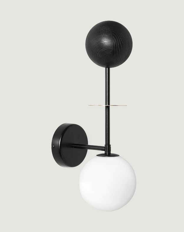 OIO B applique murale noire avec élément en laiton