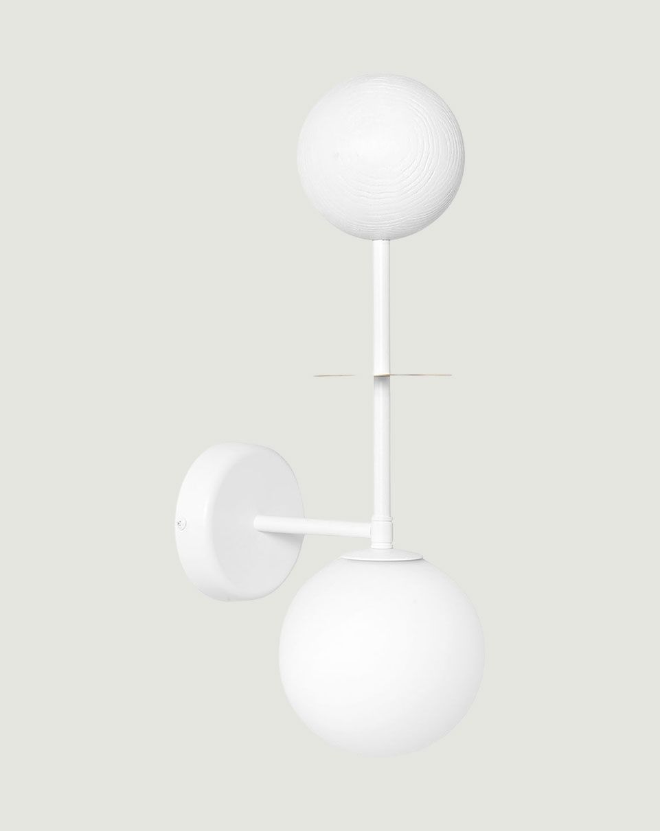 OIO B applique murale blanche avec élément en laiton