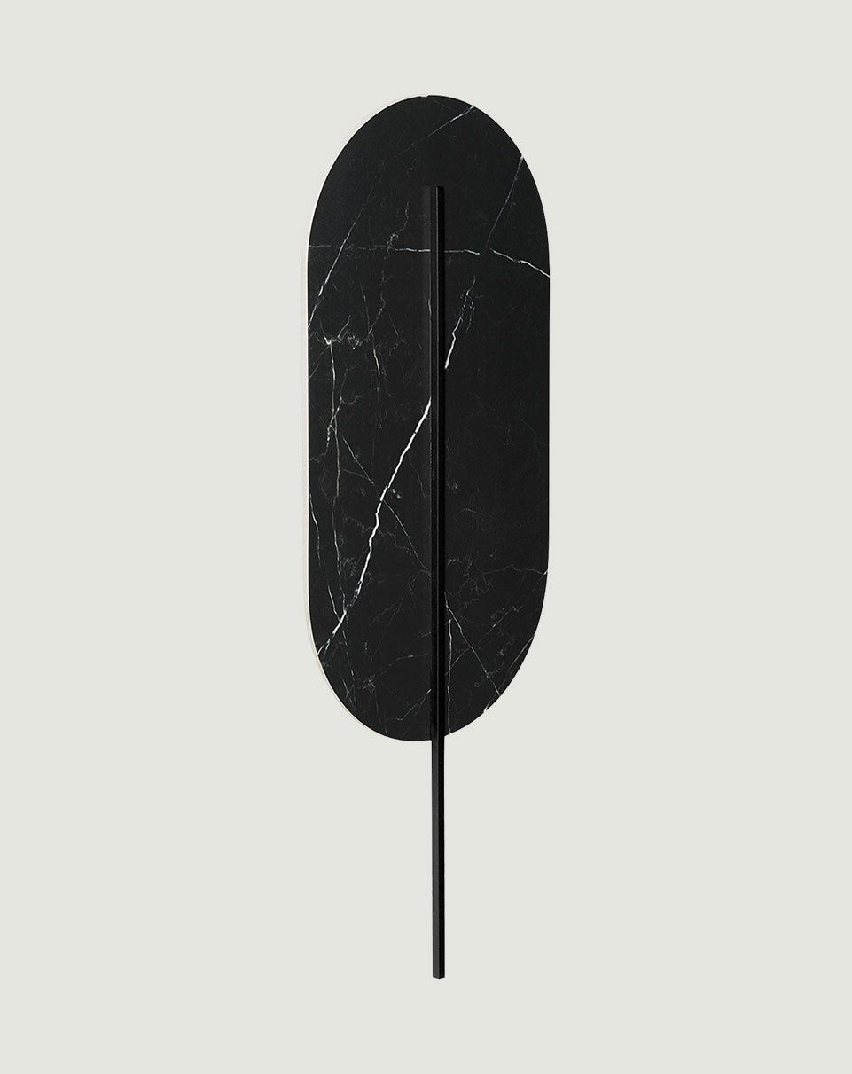 ROKKE applique murale noire avec détails en laiton