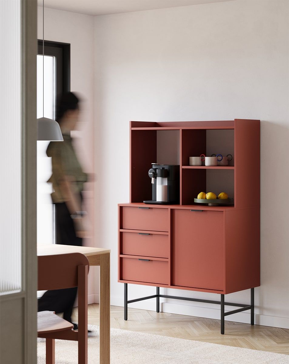 Buffet SIGI KRSN02
Couleur : Terracotta ardent
Pied : noir
Poignée : Ling noir