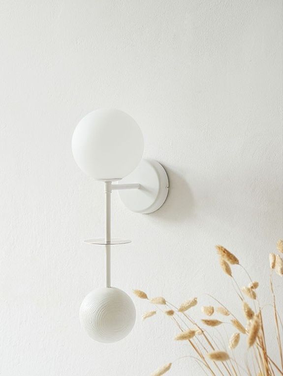 OIO B applique murale blanche avec élément en laiton