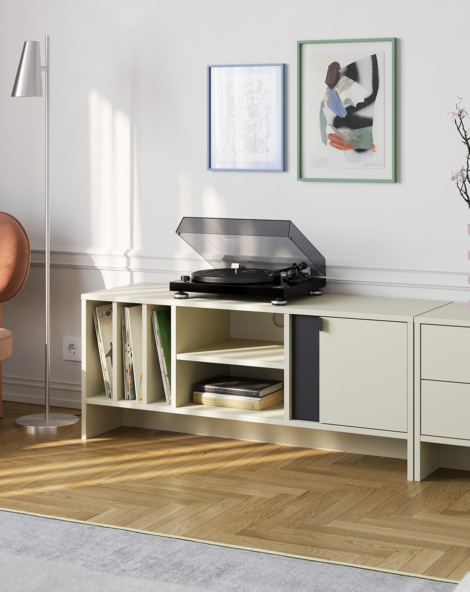 LAYERS armoire vinyle RTV LAY07
Couleur : Milky Way
Couleur de la deuxième couche : Deep Basalt
Poignée : poignée LAYERS 42 Deep Basalt